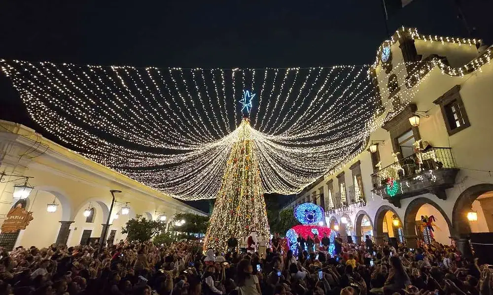 Encienden árbol de Navidad en Tlaquepaque con cinco mil asistentes