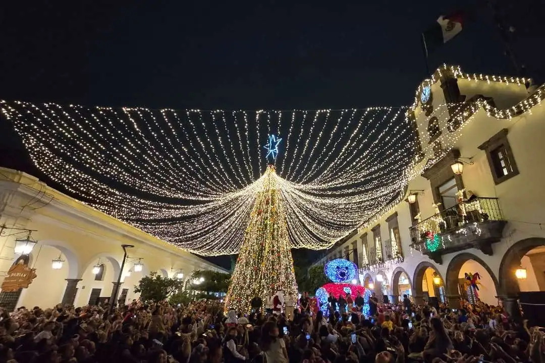 Encienden árbol de Navidad en Tlaquepaque con cinco mil asistentes