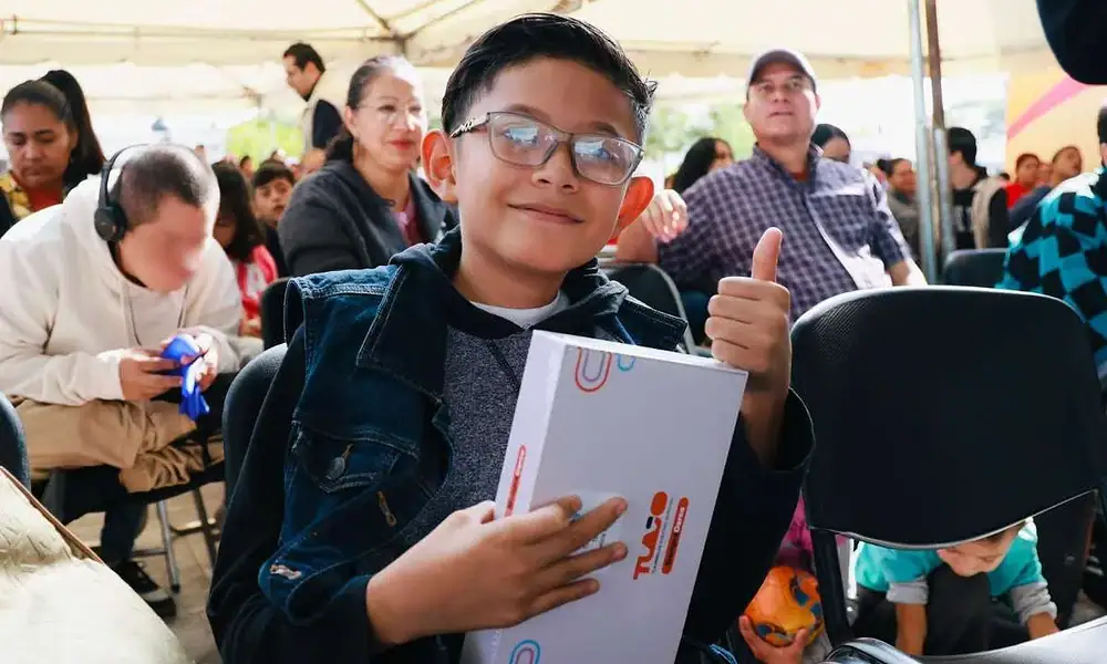 Entregan 300 tablets a peques y adolescentes del Cendi Tlajomulco