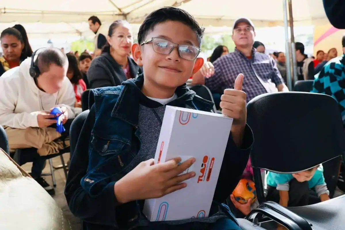 Entregan 300 tablets a peques y adolescentes del Cendi Tlajomulco