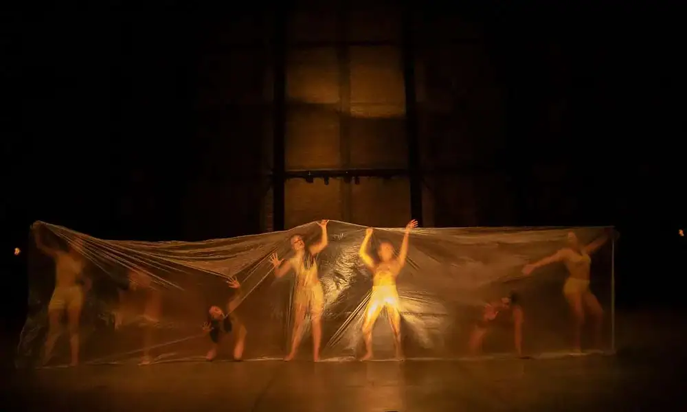 Bailarines de Polimeratus en escena rodeados de plástico reciclado.