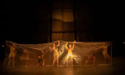 Bailarines de Polimeratus en escena rodeados de plástico reciclado.