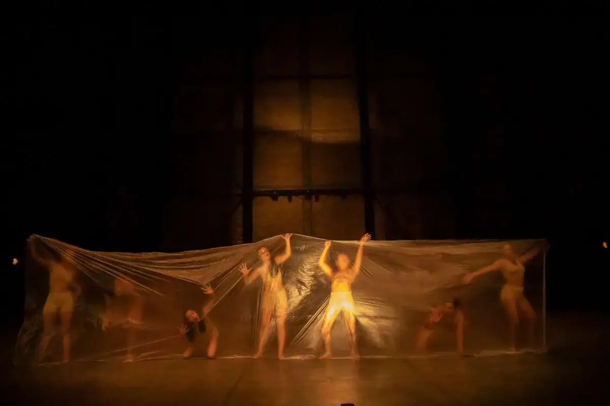Bailarines de Polimeratus en escena rodeados de plástico reciclado.