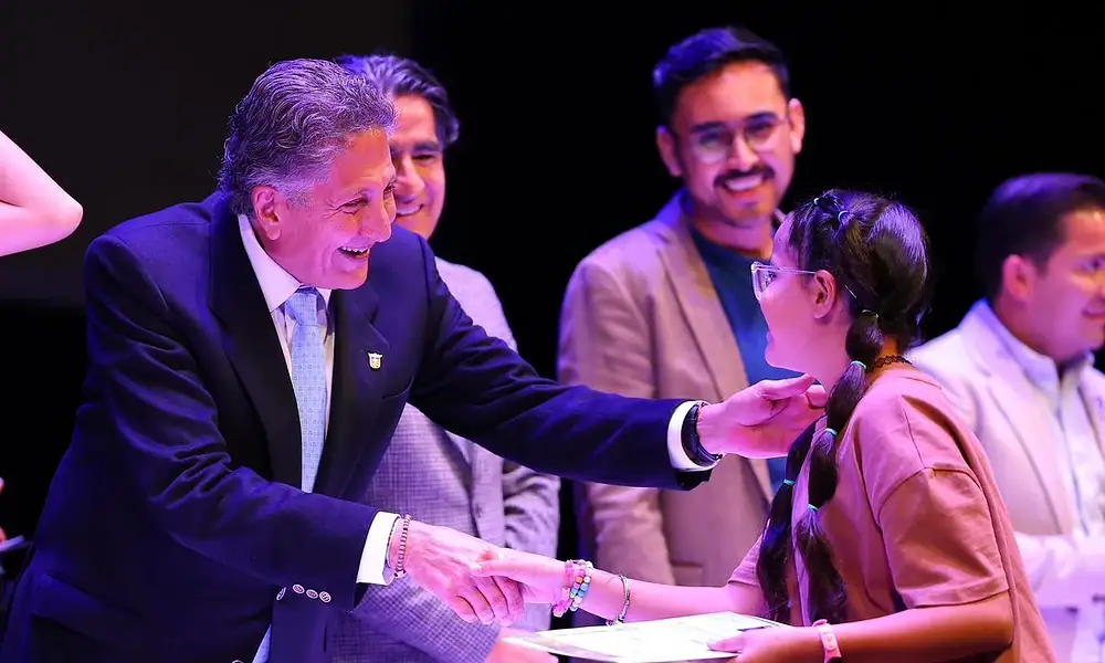 Egresa primera generación de Zapopan Bilingüe enfocada en inglés para los negocios