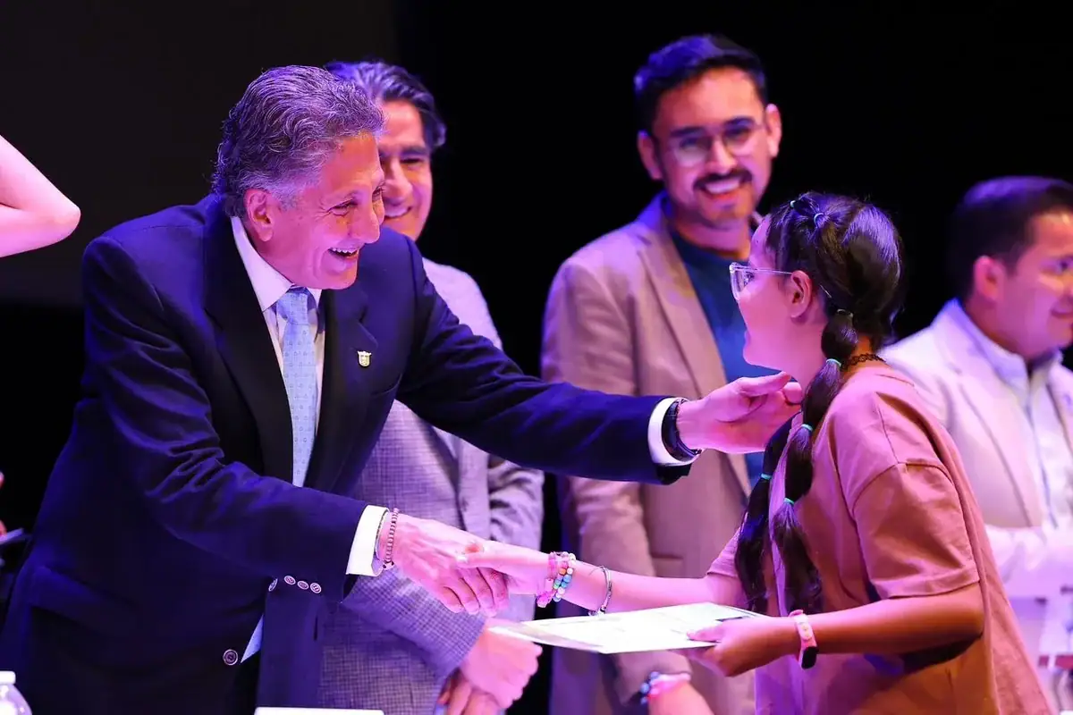 Egresa primera generación de Zapopan Bilingüe enfocada en inglés para los negocios