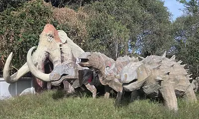 Reubican dinosaurios de la avenida Adolf B. Horn para su conservación