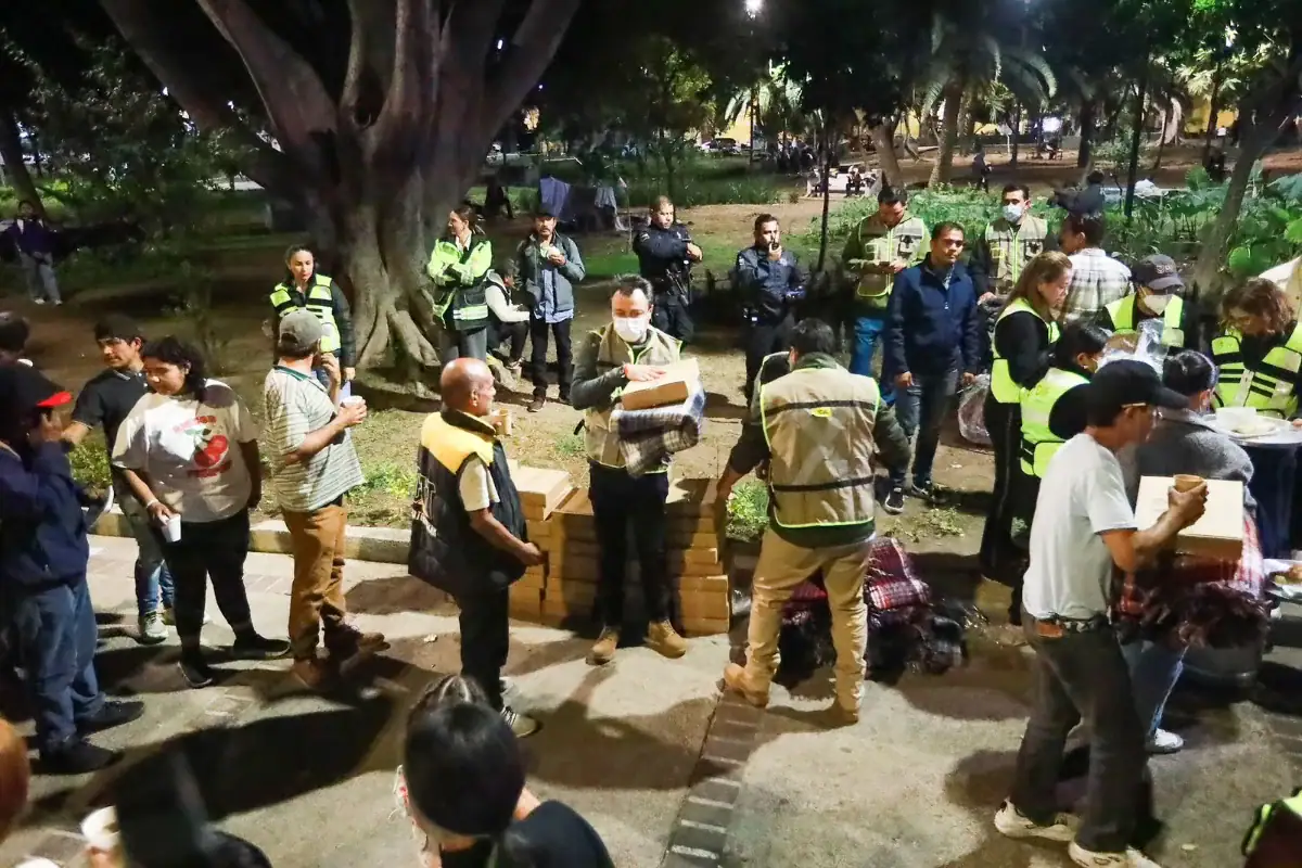 Llevan alimento caliente y cobijas a personas en situación de calle en Centro tapatío