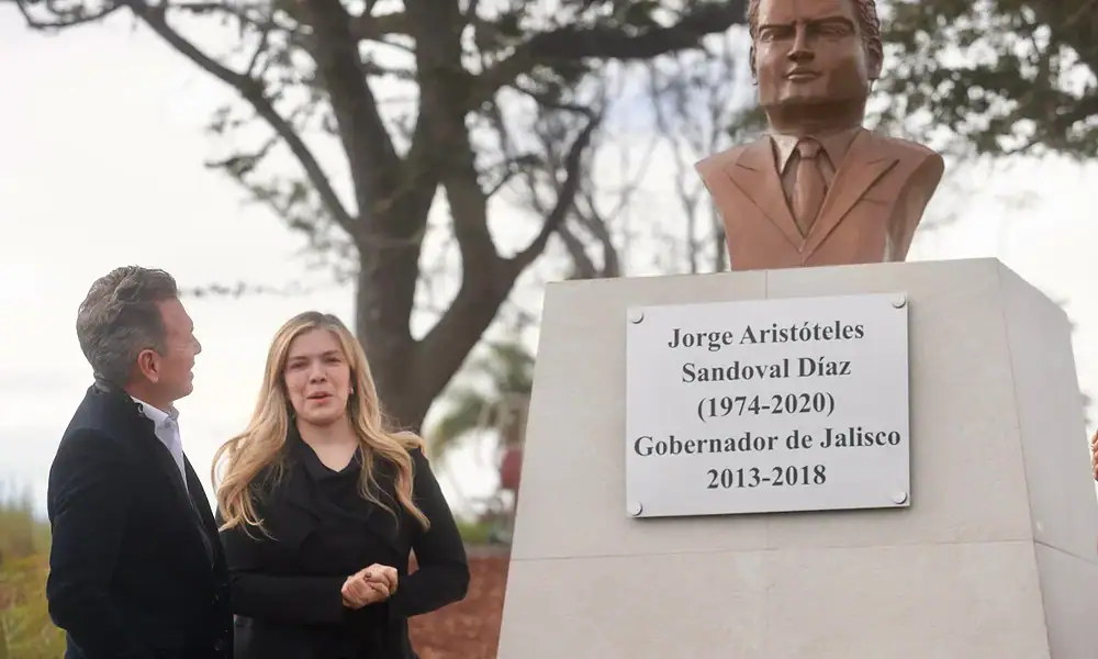 Tonalá rinde homenaje a Aristóteles Sandoval con busto y avenida