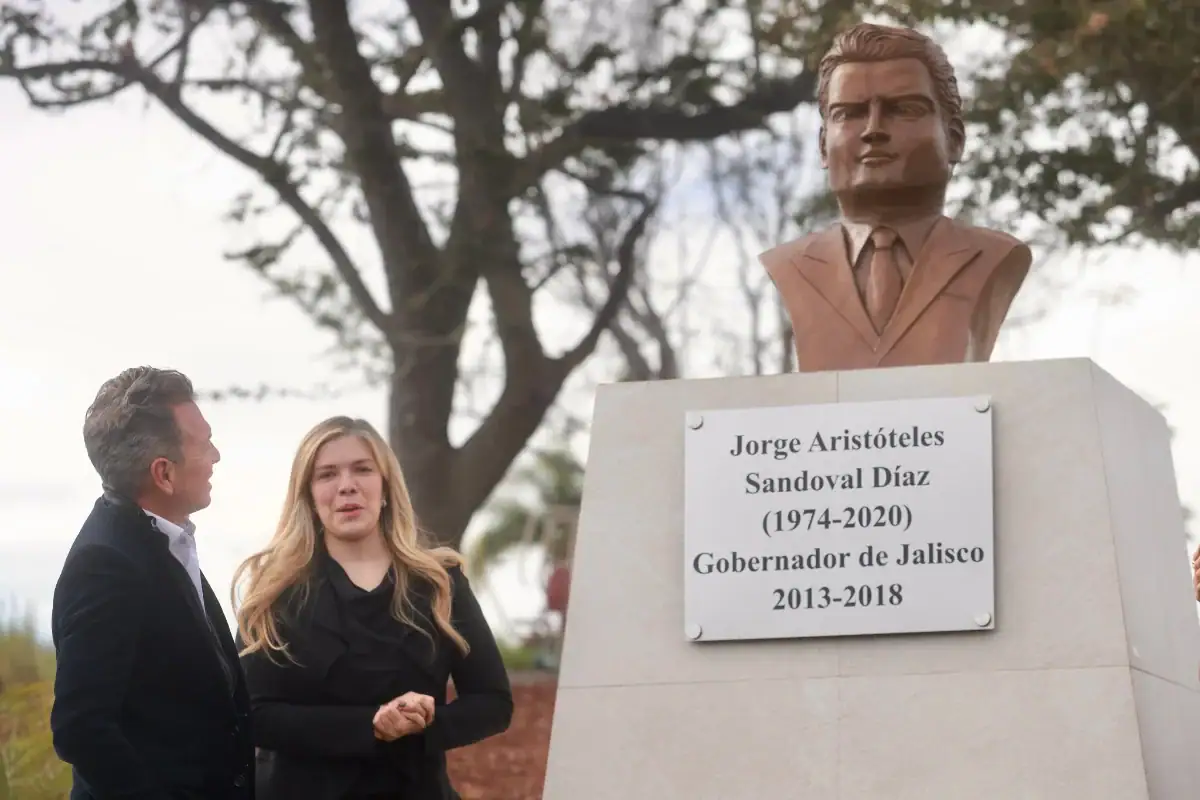 Tonalá rinde homenaje a Aristóteles Sandoval con busto y avenida