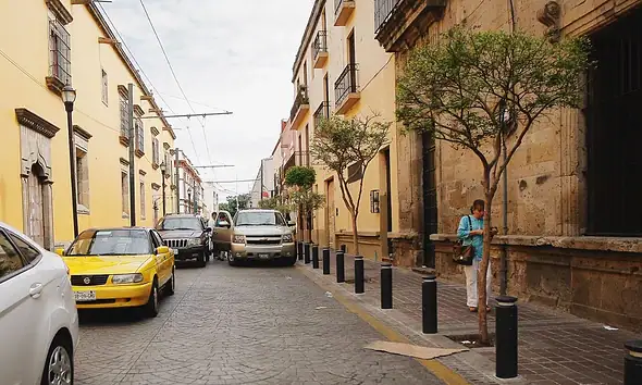Estacionarse en lugares prohibidos encabeza multas viales en Guadalajara