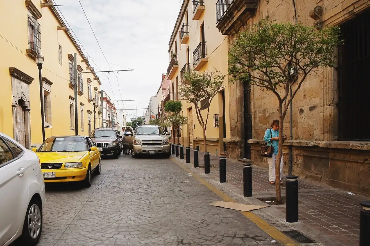 Estacionarse en lugares prohibidos encabeza multas viales en Guadalajara