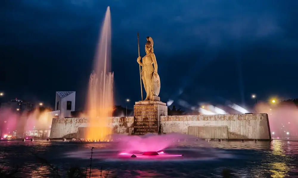Reabre la Glorieta Minerva con nueva iluminación y andadores peatonales