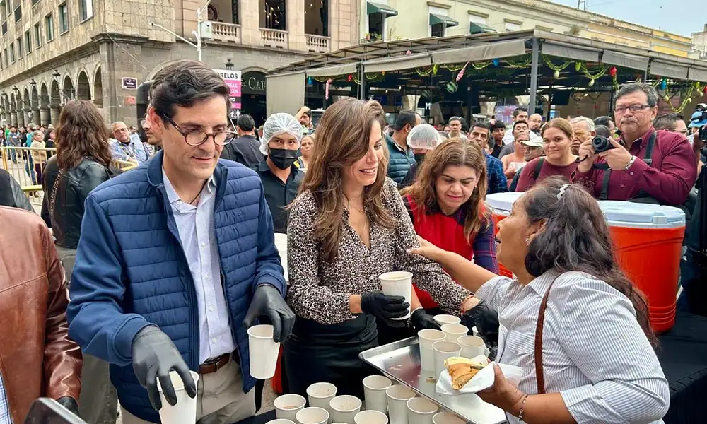 Reparten 500 roscas y mil 700 litros de chocolate en Guadalajara