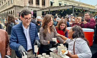 Reparten 500 roscas y mil 700 litros de chocolate en Guadalajara