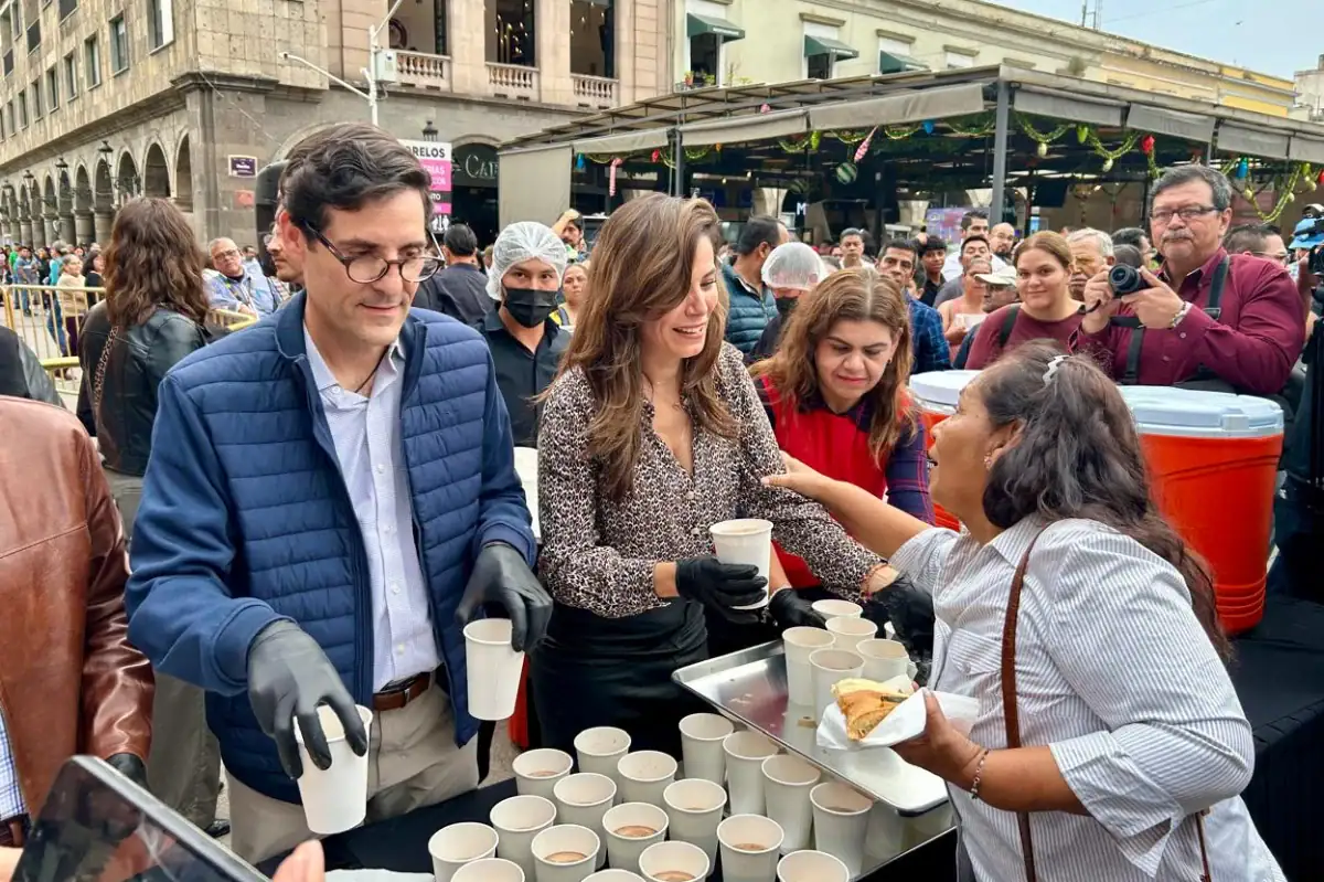 Reparten 500 roscas y mil 700 litros de chocolate en Guadalajara