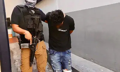 Imputan a 13 detenidos tras quema de vehículos