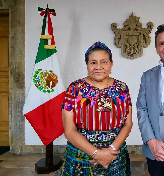 Lemus y Rigoberta Menchú firman acuerdo en favor de pueblos originarios