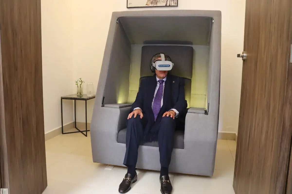 Zapopan instala cabina de realidad virtual para cuidar la salud mental del personal del DIF