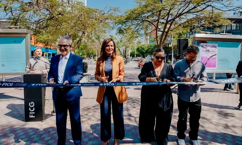Inauguran exposición de carteles del FICG