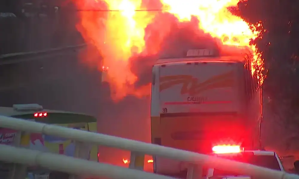 Corto circuito provoca incendio de Camión en Carretera a Chapala