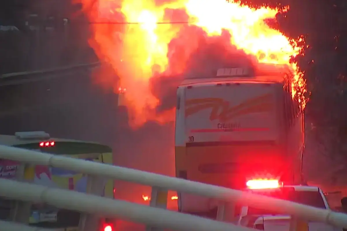 Corto circuito provoca incendio de Camión en Carretera a Chapala