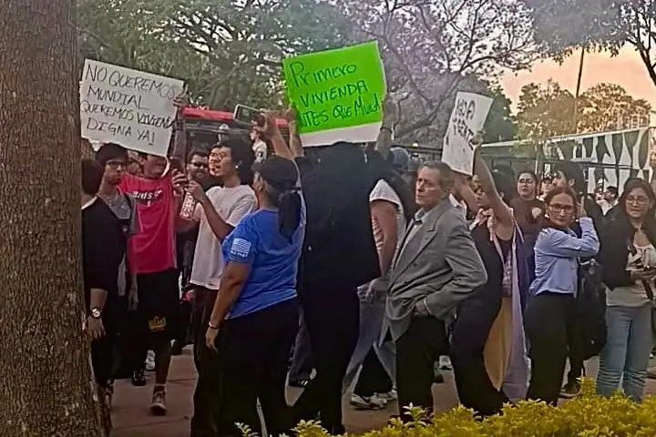 En medio de protestas reinauguran Parque Revolución