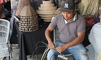 Artesanos de Cuexcomatitlán preservan tradición del tejido en palma y tule