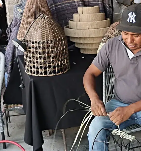 Artesanos de Cuexcomatitlán preservan tradición del tejido en palma y tule