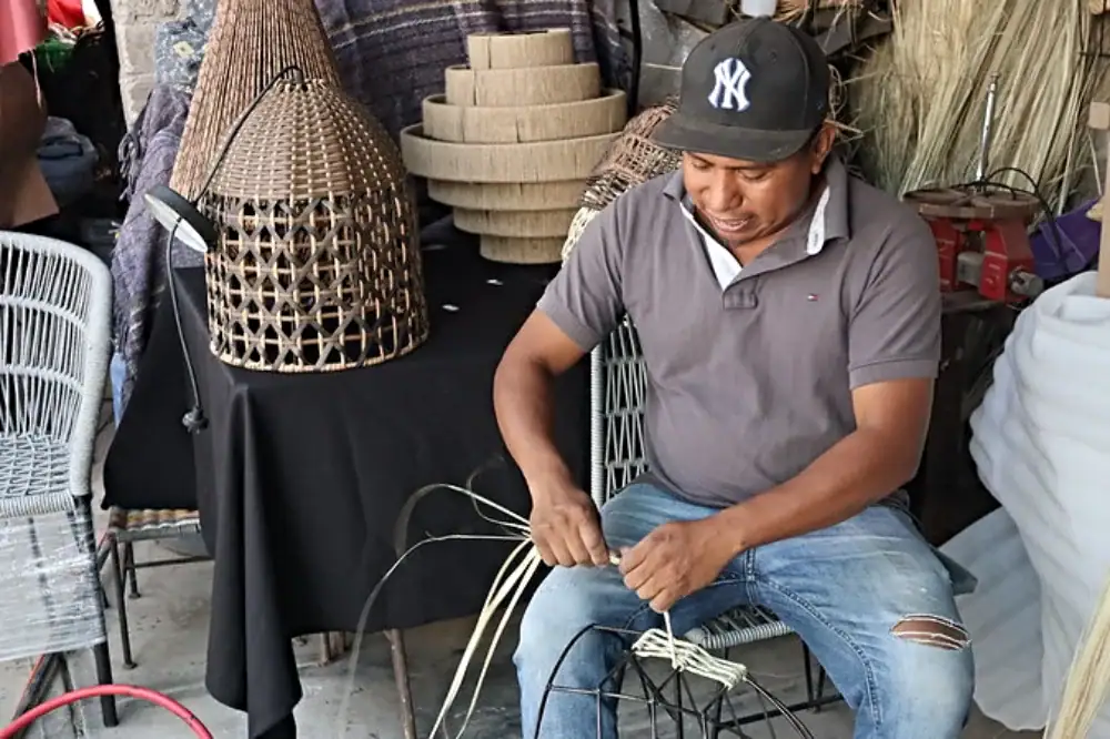 Artesanos de Cuexcomatitlán preservan tradición del tejido en palma y tule