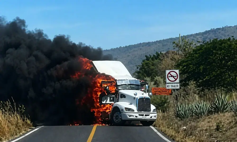 Queman vehículos y tiendas en Nayarit tras captura de “El Jardinero”