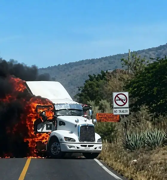 Queman vehículos y tiendas en Nayarit tras captura de “El Jardinero”