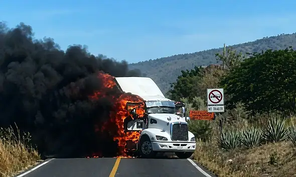 Queman vehículos y tiendas en Nayarit tras captura de “El Jardinero”