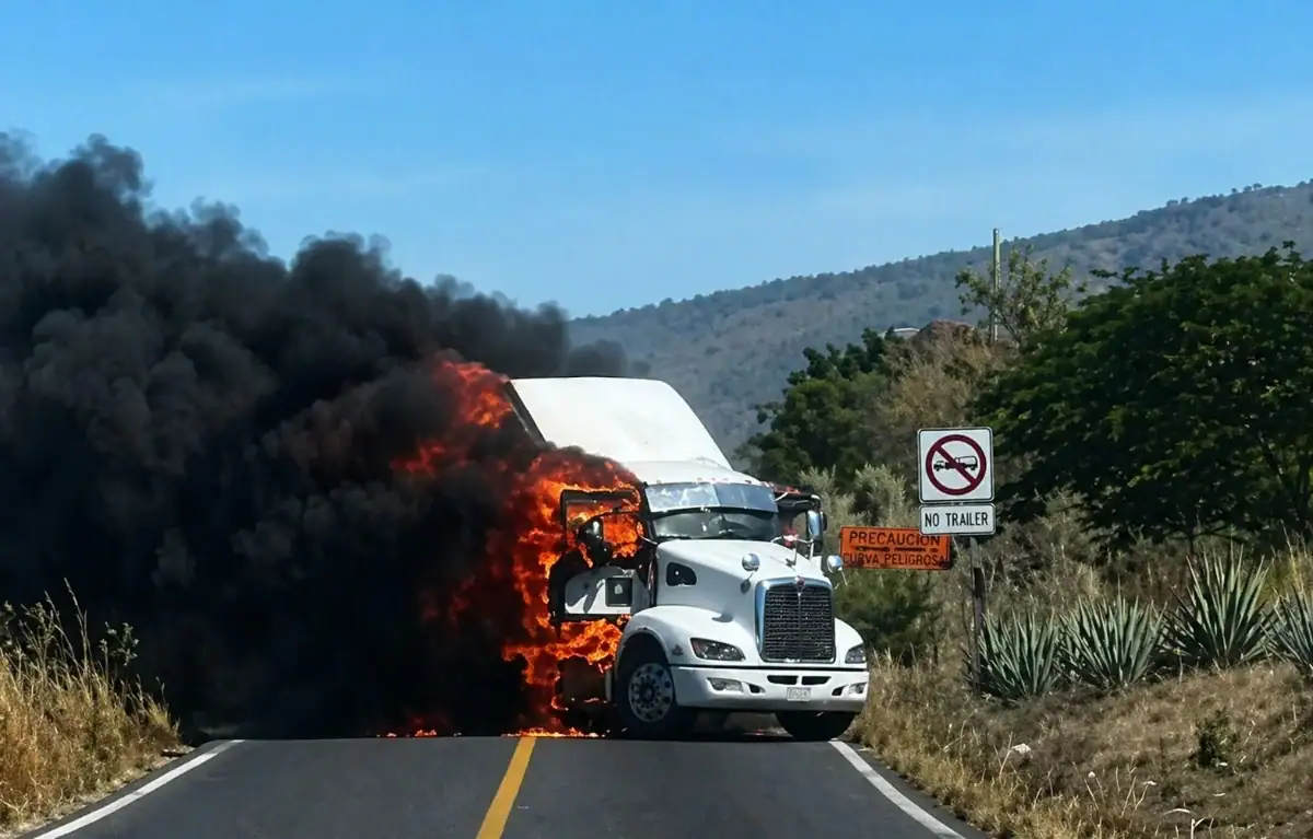 Queman vehículos y tiendas en Nayarit tras captura de “El Jardinero”