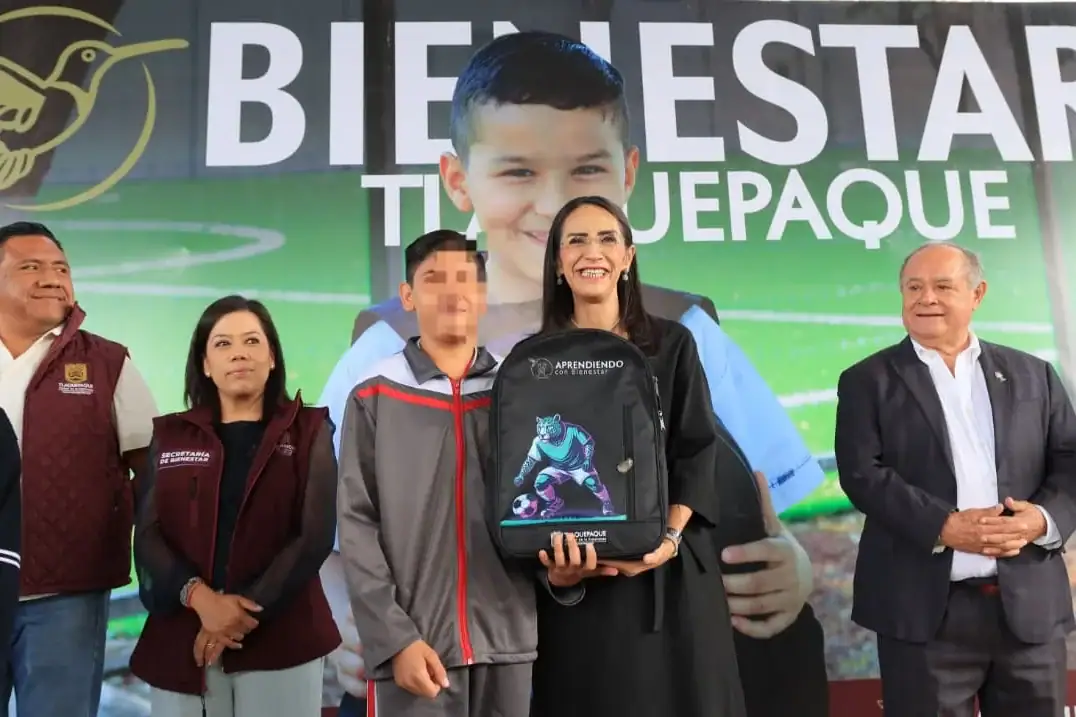 Tlaquepaque arranca entrega de mochilas y útiles