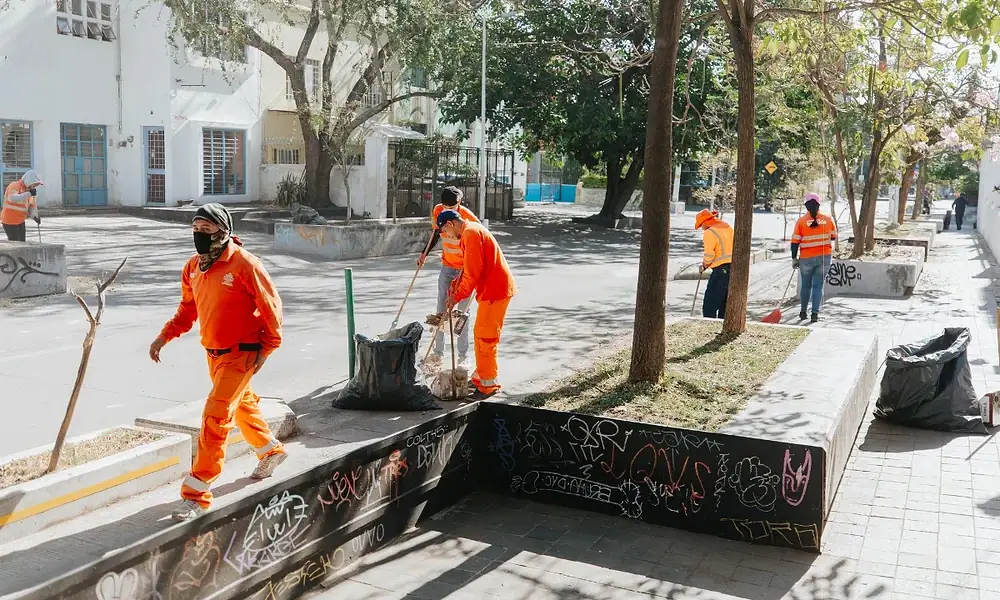 Limpian corredor López Cotilla, sacan 4 toneladas de basura