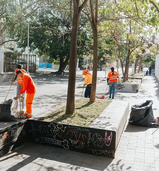 Limpian corredor López Cotilla, sacan 4 toneladas de basura