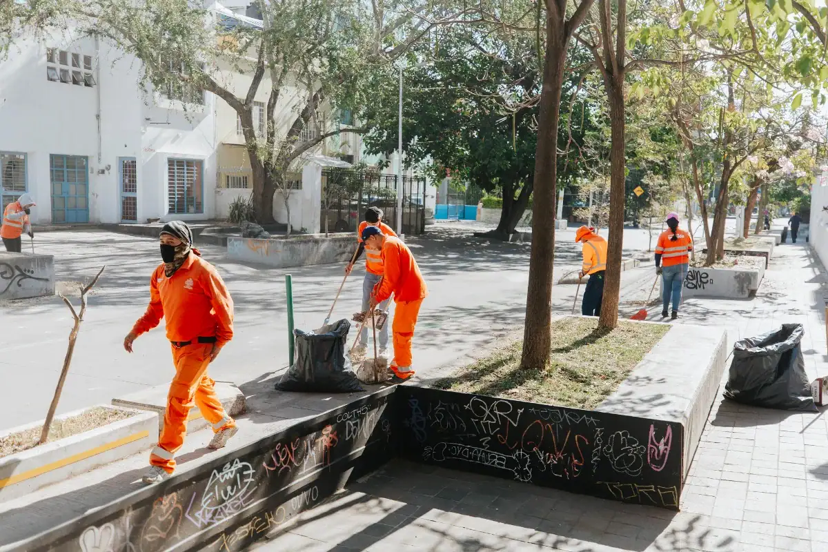 Limpian corredor López Cotilla, sacan 4 toneladas de basura