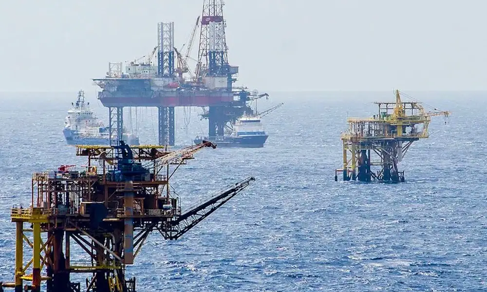 Separan 3 funcionarios de Pemex por derrame en el Golfo; Sheinbaum instruye investigación