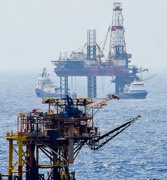 Separan 3 funcionarios de Pemex por derrame en el Golfo; Sheinbaum instruye investigación