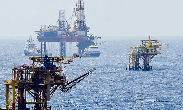 Separan 3 funcionarios de Pemex por derrame en el Golfo; Sheinbaum instruye investigación