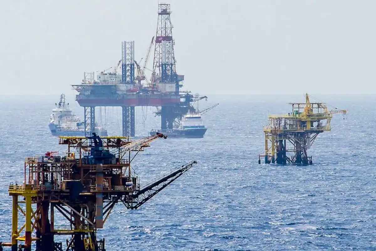 Separan 3 funcionarios de Pemex por derrame en el Golfo; Sheinbaum instruye investigación