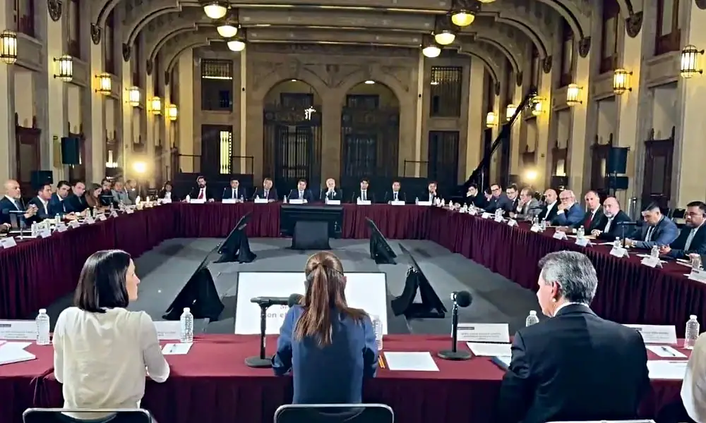 Sheinbaum anuncia acuerdo: diésel bajará a 27 pesos