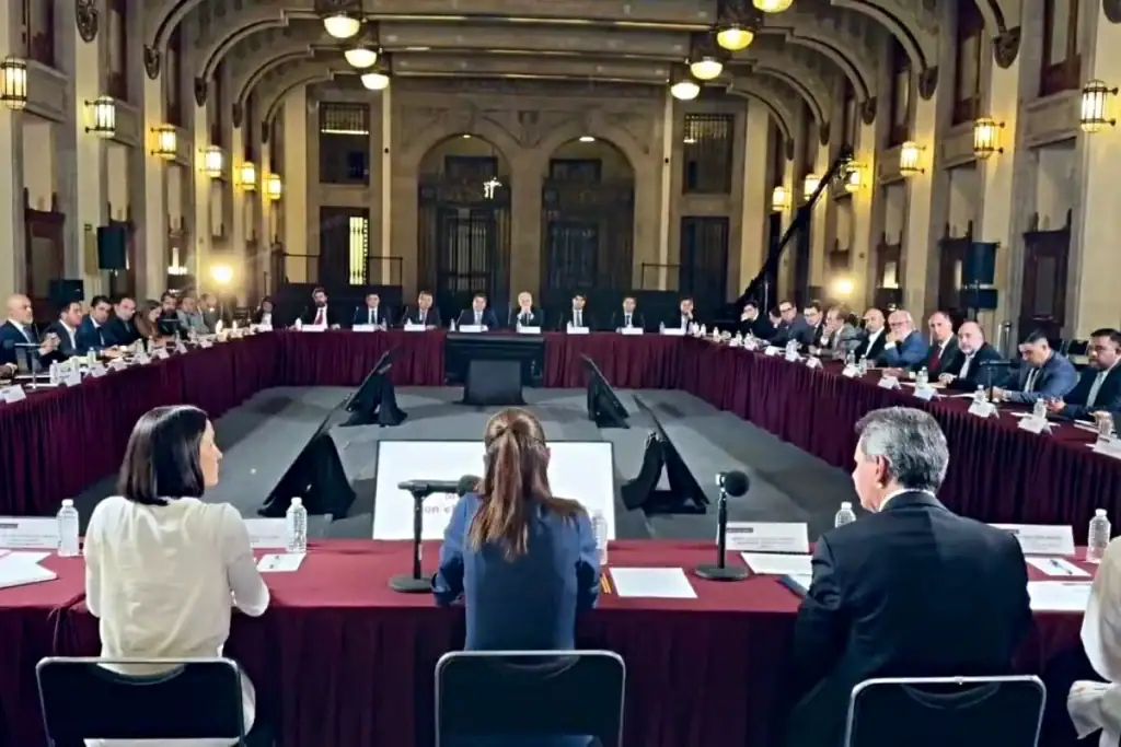 Sheinbaum anuncia acuerdo: diésel bajará a 27 pesos