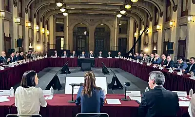 Sheinbaum anuncia acuerdo: diésel bajará a 27 pesos