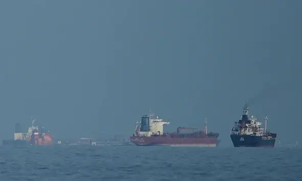 Sube precio del petróleo tras advertencia de bloqueo a puertos iraníes