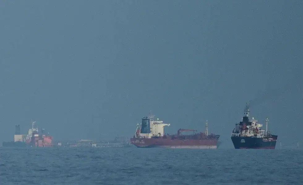 Sube precio del petróleo tras advertencia de bloqueo a puertos iraníes