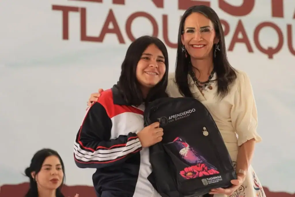 Entregan tarjetas y mochilas a más 6 mil personas en Tlaquepaque