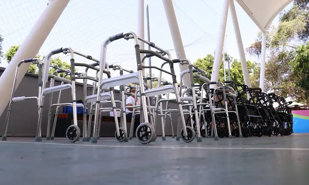 Zapopan entrega apoyos ortopédicos a 170 personas