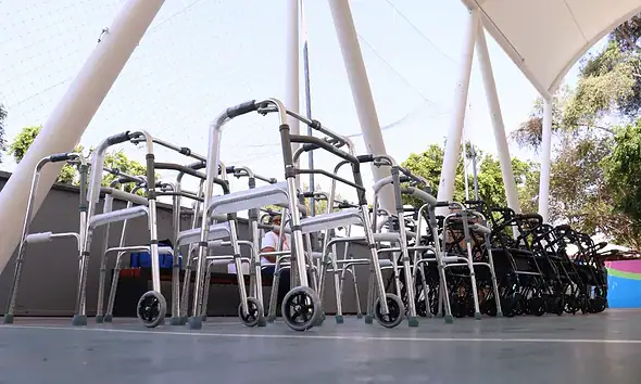 Zapopan entrega apoyos ortopédicos a 170 personas