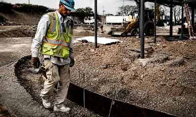 Patio para vehículos de plataforma en aeropuerto alcanza 85% de avance